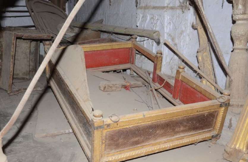 ठाकुरजी के मंदिरों के प्राचीन झूले दुर्दशा के शिकार ठाकुरजी के मंदिरों के प्राचीन झूले दुर्दशा के शिकार