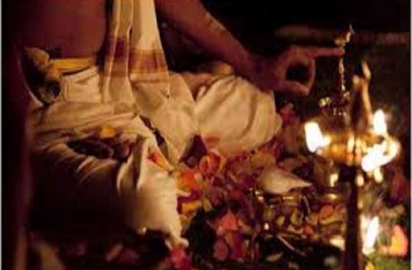 बेटे की चाह में लिया तांत्रिक का सहारा, फिर हुआ ऐसा कि इस मोड़ पर आकर खड़ा हो गया परिवार बेटे की चाह में लिया तांत्रिक का सहारा, फिर हुआ ऐसा कि इस मोड़ पर आकर खड़ा हो गया परिवार