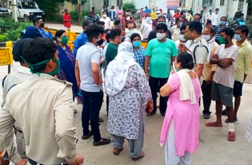 कोरोना मरीज की मौत के बाद परिजन का हंगामा, अस्पताल पर लगाया मृतक की आंखें निकालने का आरोप कोरोना मरीज की मौत के बाद परिजन का हंगामा, अस्पताल पर लगाया मृतक की आंखें निकालने का आरोप