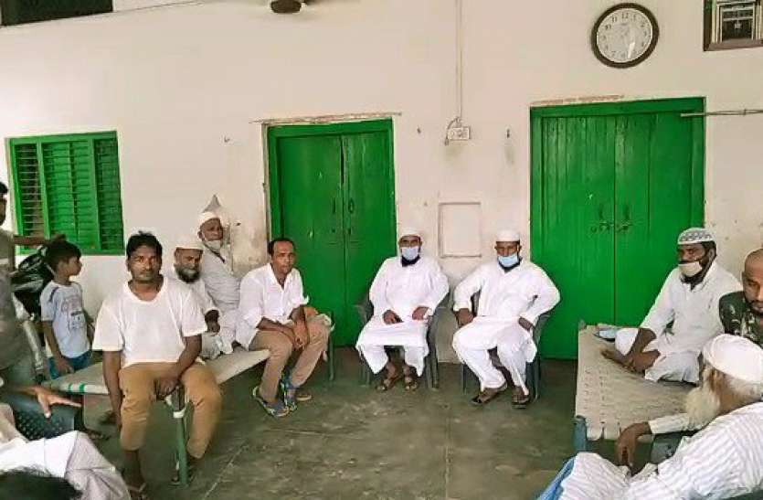 muzaffarnagar-1.jpg मुजफ्फरनगर में धर्म गुरु की पिटाई से लोगों में आक्रोश, पुलिस के खिलाफ पंचायत