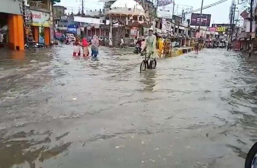 muzaffarnagar.jpg बरसात ने यूपी के इस जिले में कर दिए मुम्बई से हालात, तालाब बनी सड़केें