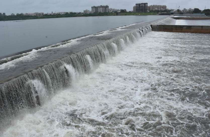 Causeway overflow Causeway overflow खतरे का निशान पार, ओवरफ्लो हुआ कोजवे