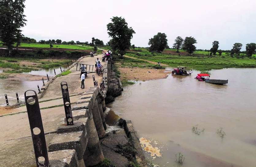 Hanging Bridge: Bridge Hanging Down For Four Years - चार साल से टूट कर लटके  पुल से ही आना-जाना कर रहे लोग, बारिश में बढ़ जाता है खतरा, जिम्मेदार मौन |  Patrika