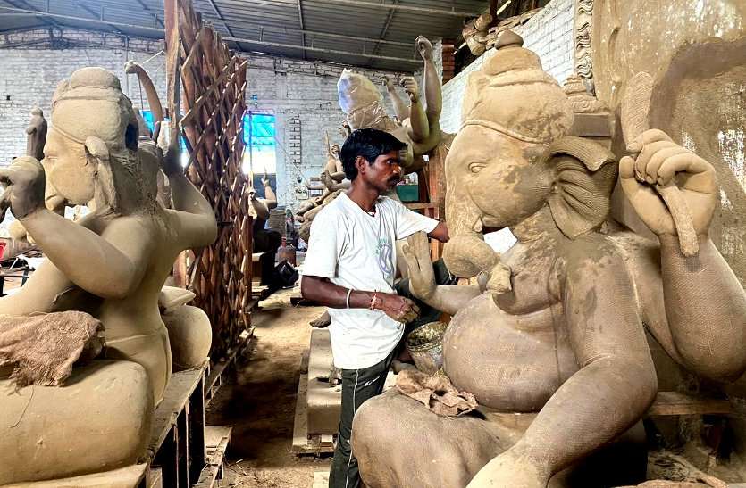 कोरोना संकट में गणेश पूजा के लिए सख्त गाइडलाइन, मूर्तियां नहीं बिकने से कर्ज में डूबे हजारों मूर्तिकार कोरोना संकट में गणेश पूजा के लिए सख्त गाइडलाइन, मूर्तियां नहीं बिकने से कर्ज में डूबे हजारों मूर्तिकार