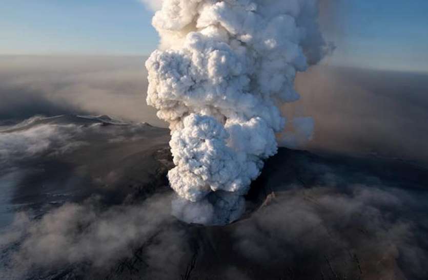 Indonesia: Asap mengepul dari Gunung Sinabung, membuat penerbangan melalui daerah itu waspada