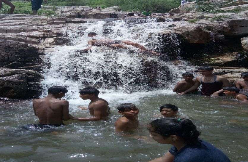 झरने में मौज-मस्ती की छलांग, दुर्घटना को न्यौता झरने में मौज-मस्ती की छलांग, दुर्घटना को न्यौता