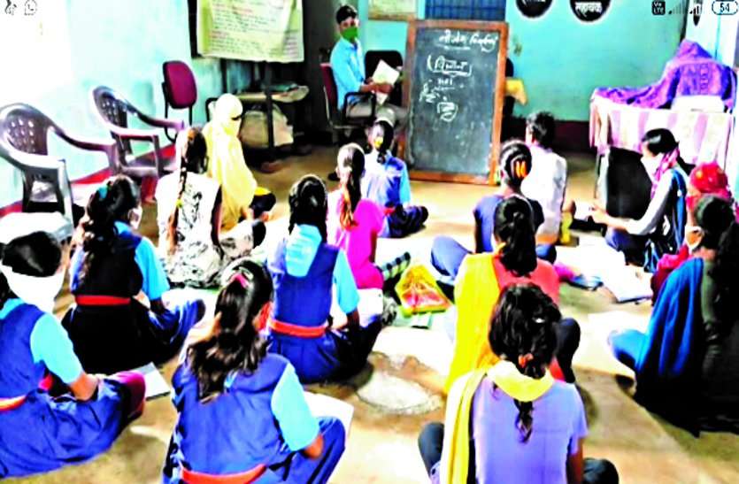 There should not be any problem in the education of children, so the educated youth of the village have taken up the responsibility of teaching children… लिबरल आर्टसः नई शिक्षा नीति का नया आयाम
