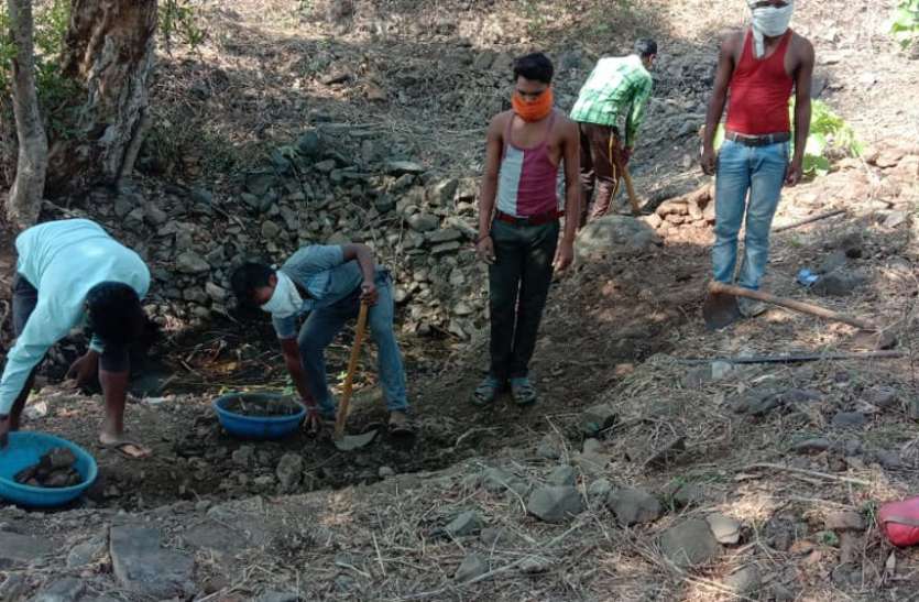 There was shortage of water during summer, villagers dug well गर्मी के दिनों में होती थी पानी की किल्लत, ग्रामीणों ने खोद लिया कुआं