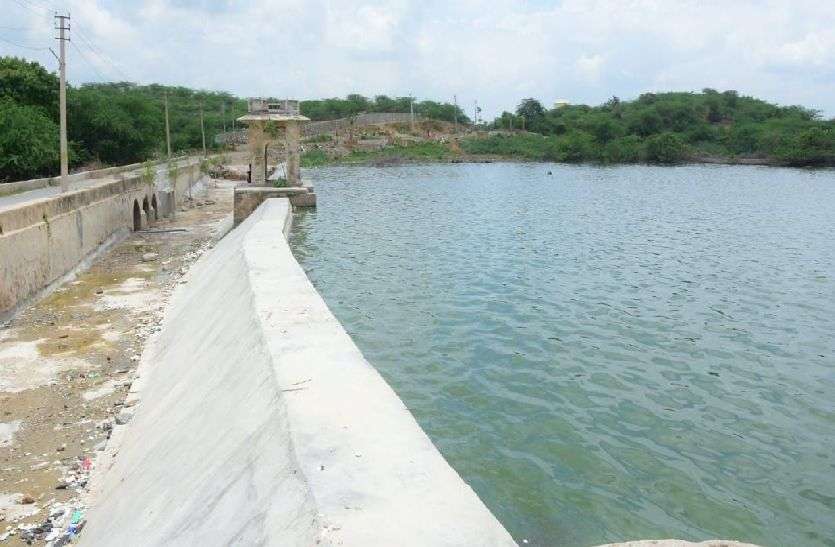 किशनगढ़ की गुंदोलाव झील का घटने लगा जल स्तर किशनगढ़ की गुंदोलाव झील का घटने लगा जल स्तर