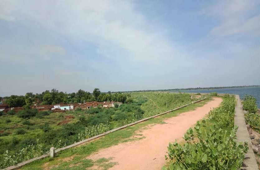Villagers are threatened due to non-displacement सिंहपुर बांध के नजदीक दो गांव के घरों में रिस रहा पानी
