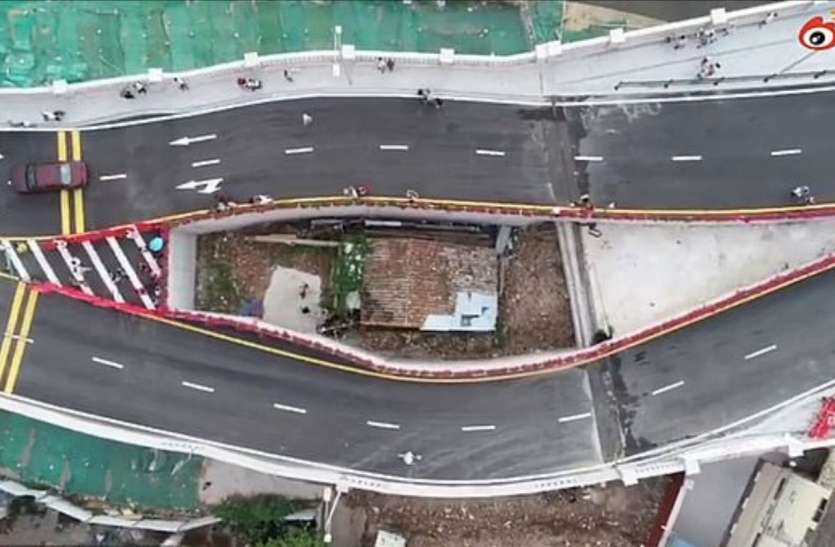 after stubborn homeowner refused to move when it was built महिला ने Highway के लिए नहीं दिया रास्ता, अब गाड़ियों के बीच बिताना पड़ रहा है जीवन !