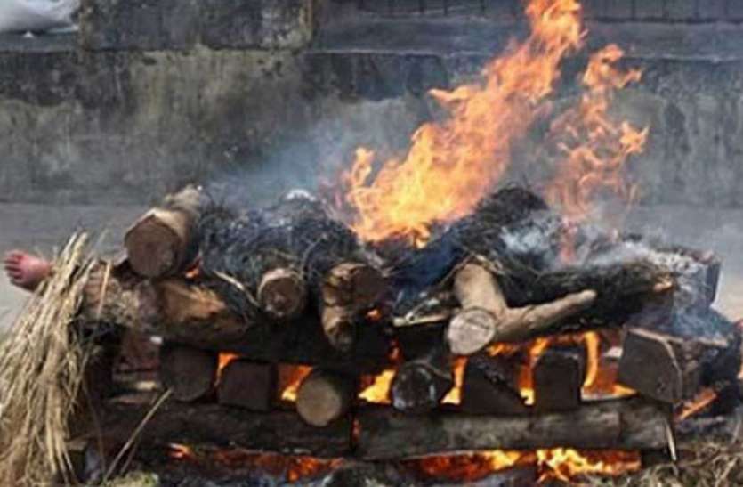 कोरोना से मरने वालों के दाह संस्कार में लग रहे 6 घंटे, इलेक्ट्रिक क्रिमेशन में लगेंगे सिर्फ 15 मिनट रायपुर में कोरोना संक्रमित के अंतिम संस्कार के दौरान मुक्तिधाम में तीन घंटे तक हुआ हंगामा
