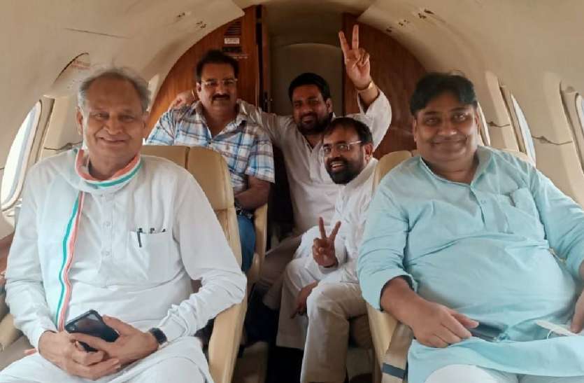 चौथी बार जैसलमेर आए गहलोत, आज विधायकों को लेकर लौटेंगे चौथी बार जैसलमेर आए गहलोत, आज विधायकों को लेकर लौटेंगे