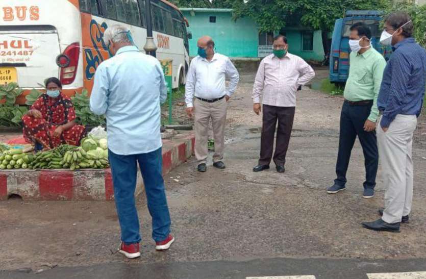 Singrauli Collector and SP inspected in vegetable market कलेक्टर व एसपी ने खुद देखा, उड़ रही है जारी निर्देशों की धज्जियां