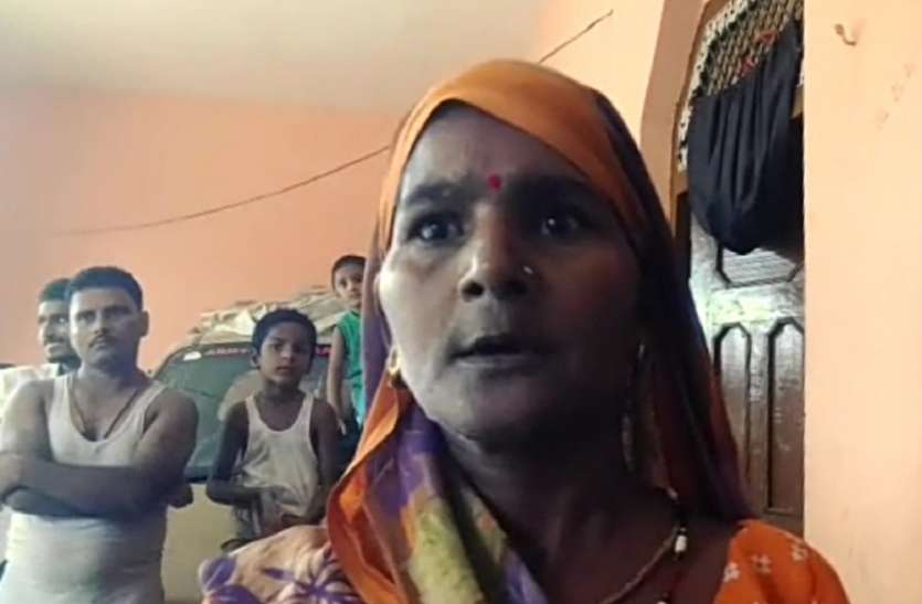 इस गांव का है कुछ ऐसा नजारा, समस्याओं से जूझ रहे ग्रामीण मांग रहे अपना अधिकार इस गांव का है कुछ ऐसा नजारा, समस्याओं से जूझ रहे ग्रामीण मांग रहे अपना अधिकार
