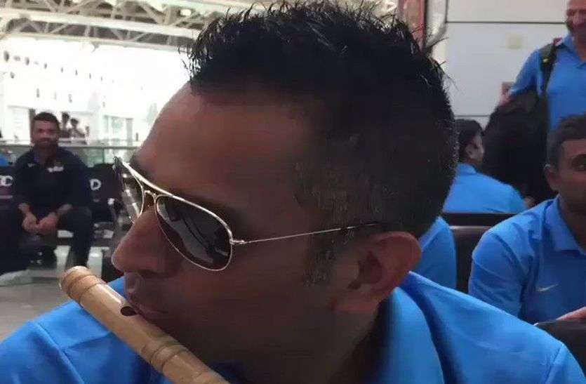Ms dhoni with flute जन्माष्टमी पर बांसुरी बजाते MS Dhoni का वीडियो वायरल, CSK ने किया ट्वीट, देखें वीडियो