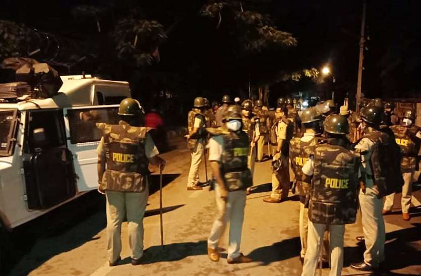 Protesters Turn Violent In Bengaluru Over Social Media Post,1 Killed -  बेंगलूरु में विवादित ...