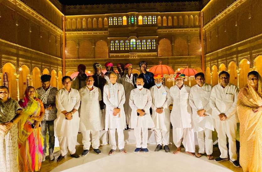दो सप्ताह बाद 'संकटकालीन राजधानी' से विदा हुई सरकार दो सप्ताह बाद 'संकटकालीन राजधानी' से विदा हुई सरकार