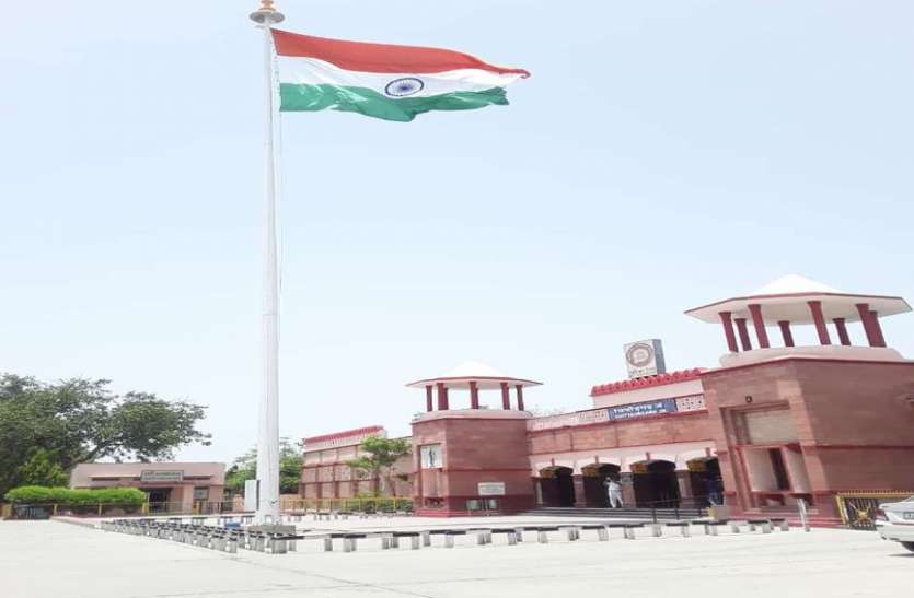 लहराएगा 100 फीट ऊंचा तिरंगा लहराएगा 100 फीट ऊंचा तिरंगा