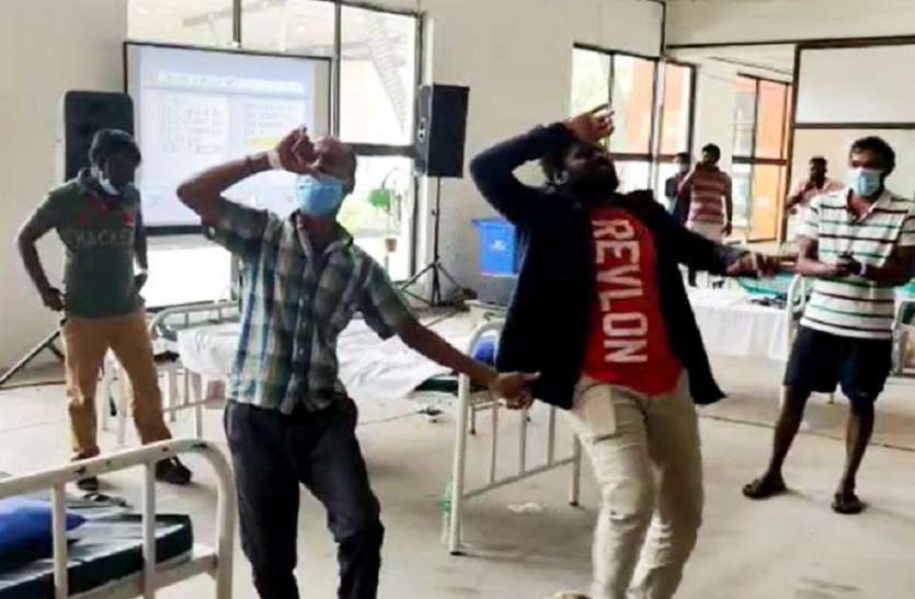 patients shake a leg to beat stress तनाव दूर करने के लिए नृत्य व गायन, स्क्रीन पर देख रहे फिल्में