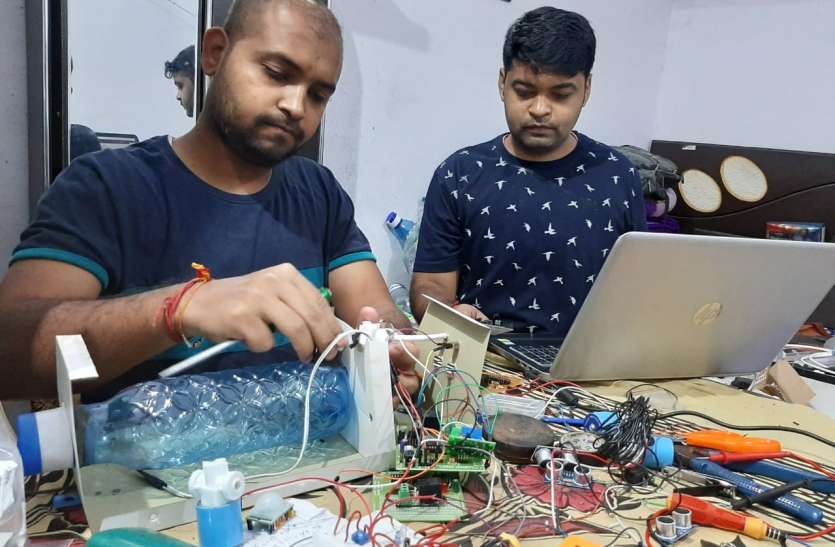 सेंसरयुक्त सेनेटाइजर मशीन युवा इंजीनियरों ने बनाई सेंसर युक्त सेनेटाइजर मशीन