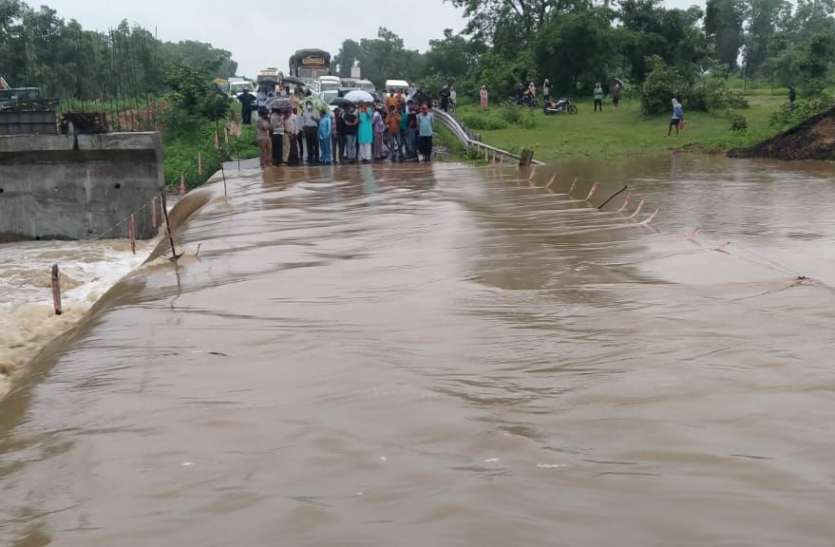 बारिश से बंद रहा हाइवे बारिश से बंद रहा हाइवे,माचना भी उफान पर