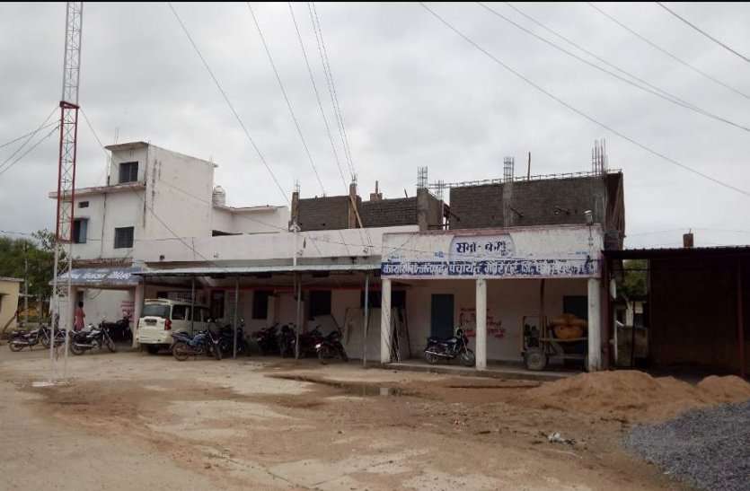 Amazing work of Panchayats एक पंचायत में निर्माण करा रही दूसरी पंचायत