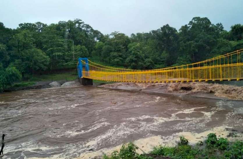 काकरापार और डोसवाड़ा ओवरफ्लो, 12 गांवों को अलर्ट काकरापार और डोसवाड़ा ओवरफ्लो, 12 गांवों को अलर्ट