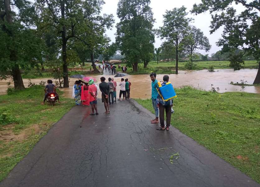 उफनता नाला पार कर रहा युवक बाइक समेत बहा, तैरकर बचाई जान, 4 घंटे तक अवरुद्ध रहा मार्ग