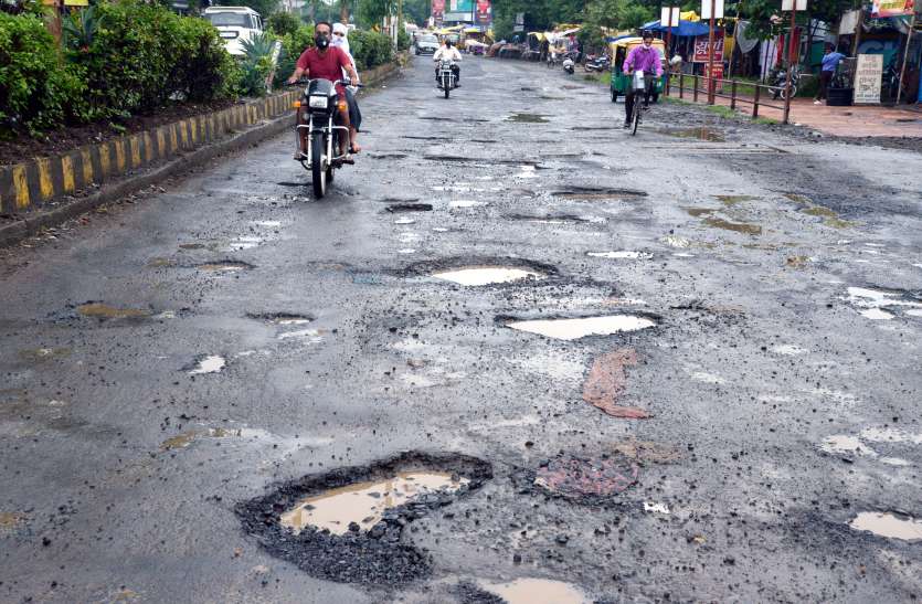 आपको चलते-चलते हड्डी तुड़वानी है तो इस शहर की सड़कों पर वाहन चला लें आपको चलते-चलते हड्डी तुड़वानी है तो इस शहर की सड़कों पर वाहन चला लें