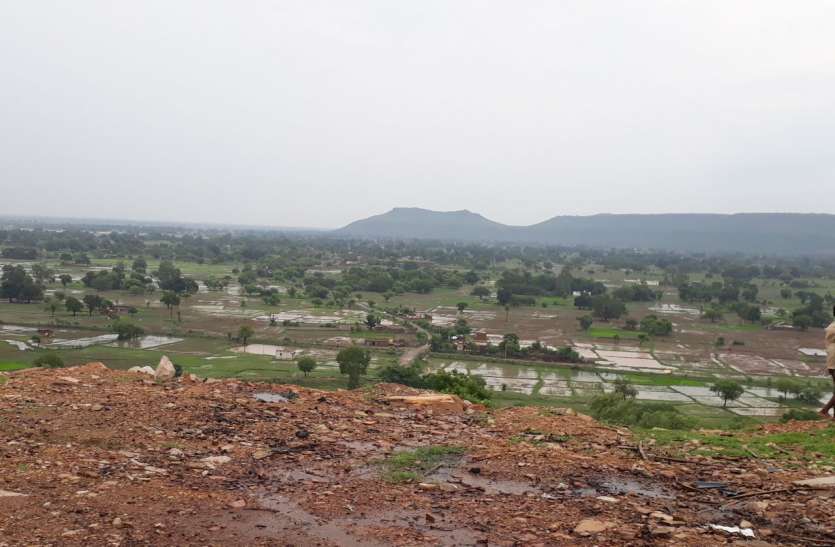 Water level of dams increased, Belan river four meters away from danger mark बांधों का जलस्तर बढ़ा, बेलन नदी खतरे के निशान से चार मीटर दूर