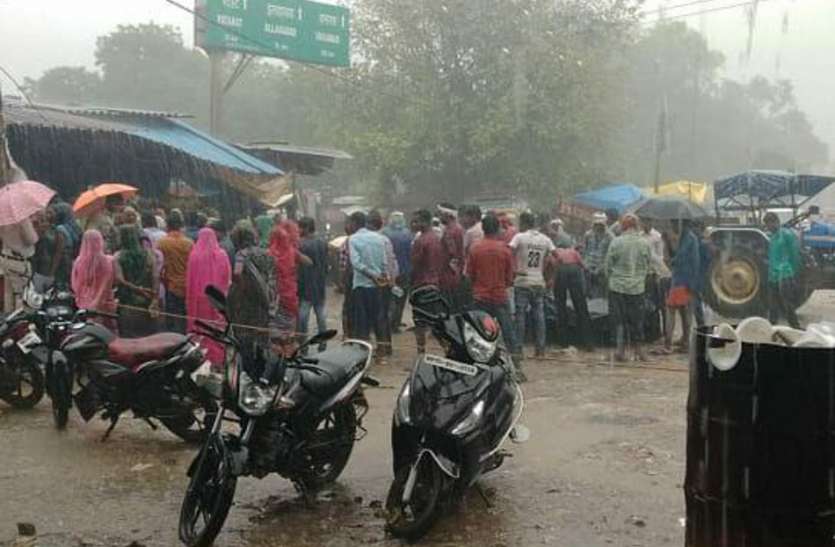 patrika युवक के शव को सड़क में रखकर परिजनों ने लगाया जाम