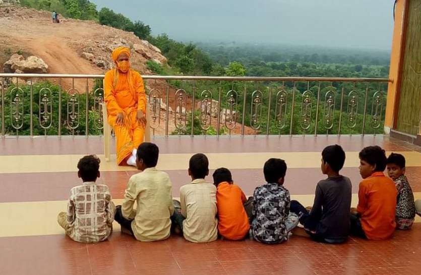 Rawatpura Sarkar बच्चों से मिलकर अपने बचपन को याद कर रहे रविश्री