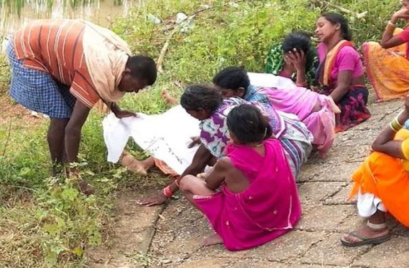 डॉक्टर ने PM रिपोर्ट में नहीं लिखा मौत का कारण, राशि स्वीकृत होने के बाद भी आर्थिक सहायता से महरूम हो गया परिवार डॉक्टर ने PM रिपोर्ट में नहीं लिखा मौत का कारण, राशि स्वीकृत होने के बाद भी आर्थिक सहायता से महरूम हो गया परिवार