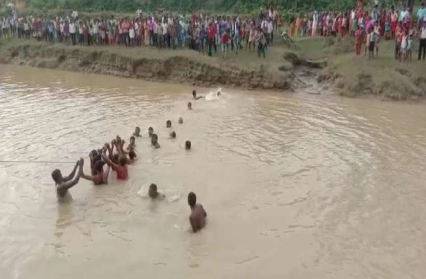 तेज बहाव के कारण नहर में डूबने से दो युवकों की मौत, एक को ग्रामीणों ने बचाया तेज बहाव के कारण नहर में डूबने से दो युवकों की मौत, एक को ग्रामीणों ने बचाया