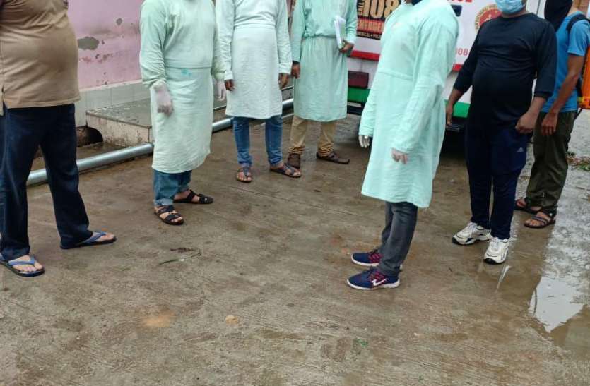 चौमूं में सैलूनकर्मी निकला कोरोना पॉजिटिव, कटिंग करवाने वालों को ढूंढ रहे चिकित्साकर्मी चौमूं में सैलूनकर्मी निकला कोरोना पॉजिटिव, कटिंग करवाने वालों को ढूंढ रहे चिकित्साकर्मी