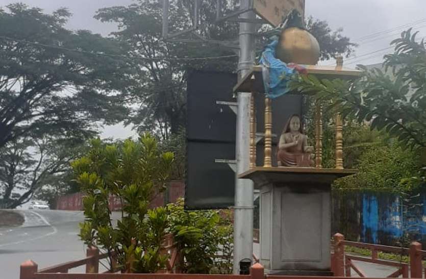 shankrachary.jpg चिकमगलूर में शंकराचार्य की प्रतिमा पर झंडा फेंका
