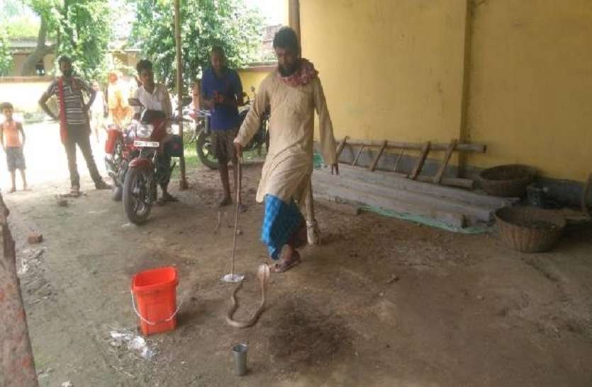बंगलूरू साम्प्रदायिक हिंसा में जहां जानें चली गई, वहीं अपनी जान दाव पर लगाकर लोगों की जान बचा रहा है यह शख्स बंगलूरू साम्प्रदायिक हिंसा में जहां जानें चली गई, वहीं अपनी जान दाव पर लगाकर लोगों की जान बचा रहा है यह शख्स
