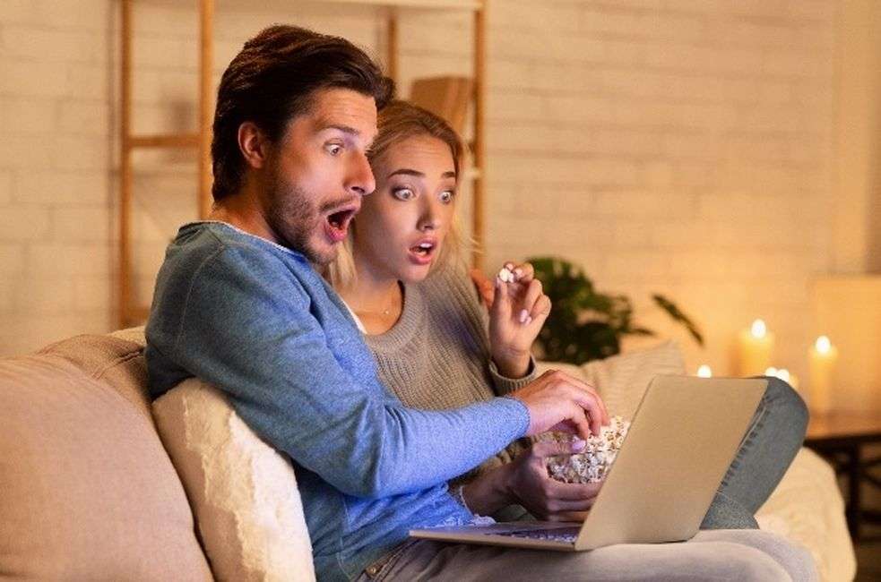 Binge-Watching: घंटो बिंजे वाचिंग से डेड बट्ट सिंड्रोम, मोटापा बढ़ रहा, वक़्त से पहले हो रहे बूढ़े