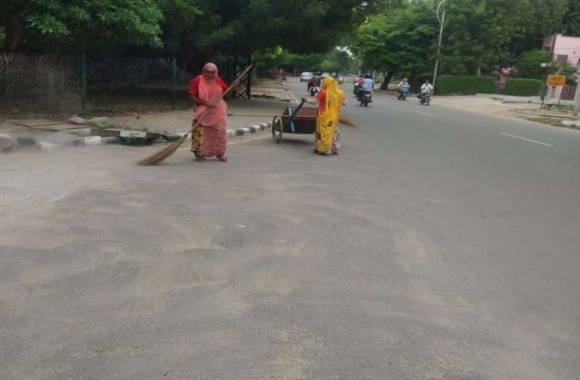 स्वतंत्रता दिवस पर जोधपुरवासियों को सौगात, स्वच्छता सर्वेक्षण में मिली बड़ी उपलब्धि सफाई कर्मचारियों की हाजिरी ‘पी’ लिखकर नहीं बल्कि ‘हस्ताक्षर’ से होगी