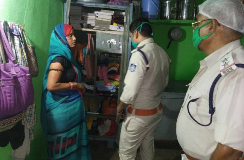परिजन सोते रहे चोर समेट ले गए नकदी समेत 7 लाख के सोने-चांदी के आभूषण परिजन सोते रहे चोर समेट ले गए नकदी समेत 7 लाख के सोने-चांदी के आभूषण