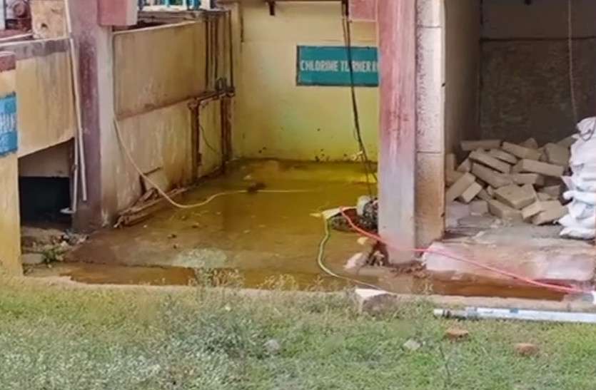 Chlorine gas leak from water plant in jhalawar वाटर प्लांट से क्लोरीन गैस का रिसाव, संविदाकर्मी समेत तीन अचेत, 4 मवेशियों की मौत