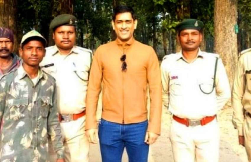 कान्हा टाइगर रिजर्व पार्क स्टॉफ के साथ एमएस धौनी