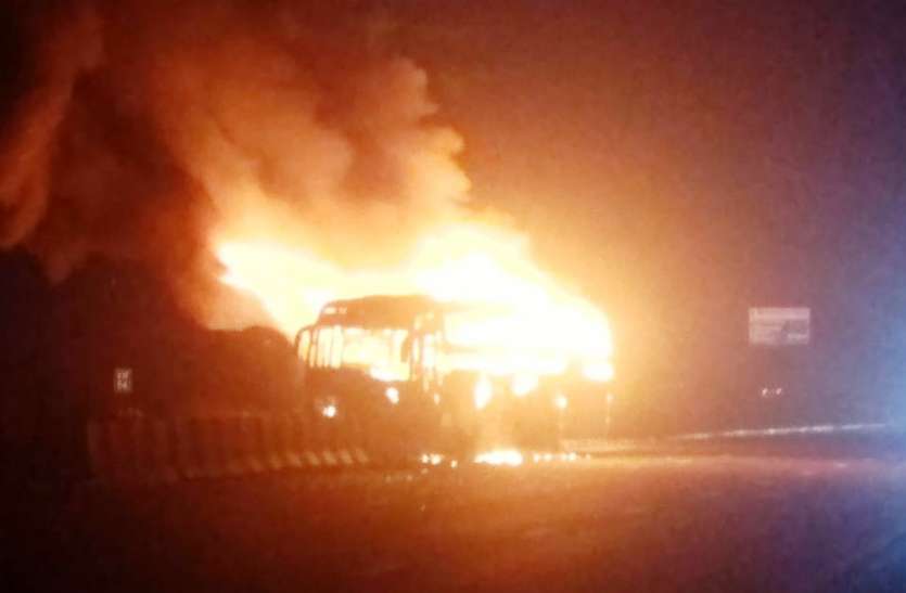fire bus बिहार से गुजरात जा रही डबल डेकर बस में आगरा—लखनऊ एक्सप्रेस वे पर लगी आग, एक यात्री जिंदा जला, दो घायल