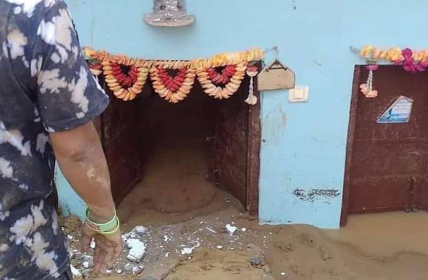 jaipur_rain_6.jpg जयपुर में बारिश का पानी उतरा तो कई जगह दिखा तबाही का मंजर, देखें तस्वीरें