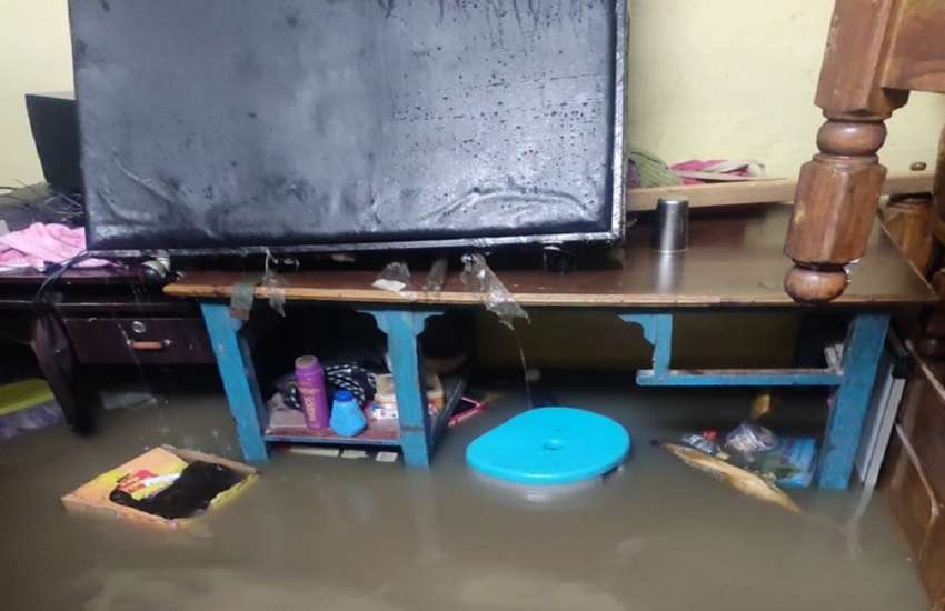भारी बारिश से घरों में जलजमाव