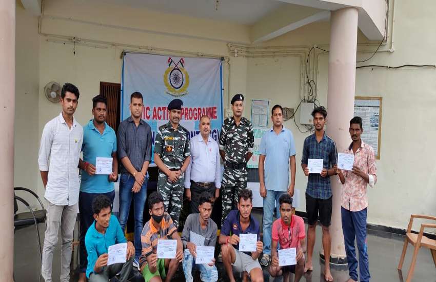 निरक्षर जवानों को साक्षर करने थाने में लग रही क्लास, नक्सल प्रभावित क्षेत्रों में पुलिस की अनोखी पहल