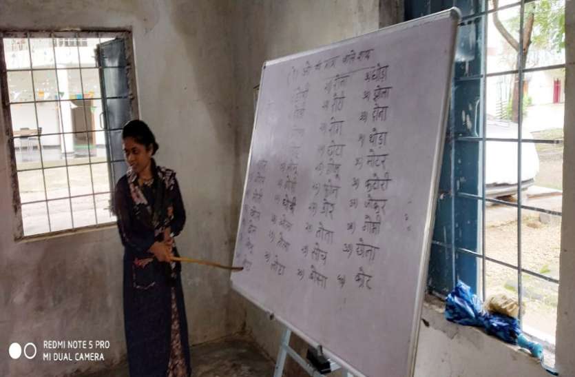निरक्षर जवानों को साक्षर करने थाने में लग रही क्लास, नक्सल प्रभावित क्षेत्रों में पुलिस की अनोखी पहल निरक्षर जवानों को साक्षर करने थाने में लग रही क्लास, नक्सल प्रभावित क्षेत्रों में पुलिस की अनोखी पहल