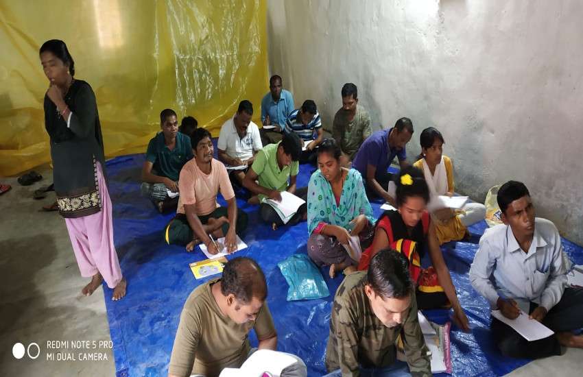 निरक्षर जवानों को साक्षर करने थाने में लग रही क्लास, नक्सल प्रभावित क्षेत्रों में पुलिस की अनोखी पहल