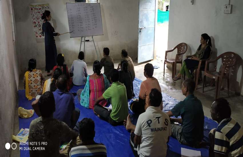 निरक्षर जवानों को साक्षर करने थाने में लग रही क्लास, नक्सल प्रभावित क्षेत्रों में पुलिस की अनोखी पहल